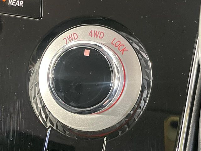 �y�h���C�u���[�h�Z���N�^�[�z�_�C������ŊȒP�Ƀ��[�h�ؑւ��\���R��d����2WD���[�h����A�ᓹ��{�i�I�ȃI�t���[�h�ł������4WD LOCK���[�h�܂ŁA���L���g�����ɑΉ����Ă��܂��B