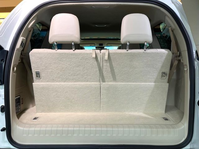 ���i�̂���������ʋ΁A���}���ɏ\���ȉ׎��X�y�[�X���m�ۂ��Ă���܂��B�Z�J���h�V�[�g��|���ƁA�傫�ȉו��̐ύڂ��\�ł���