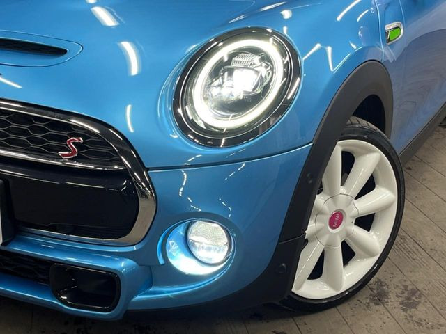 ��LED�w�b�h���C�g:��ԑ��s�����ǍD�Ȏ��E���m�ۂ����S���ĉ^�]�ł��鍂�P�xLED�w�b�h���C�g�𑕔�!�_�����x�������A����d�͂��}�����Ă��܂��B