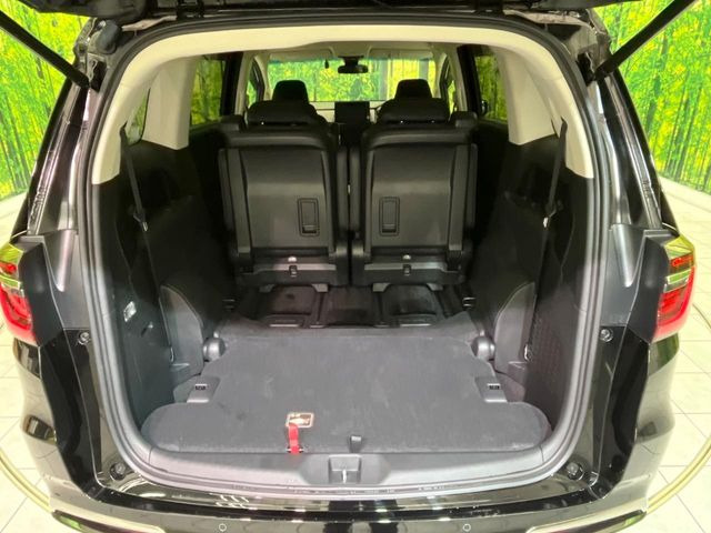 ���i�̂���������ʋ΁A���}���ɏ\���ȉ׎��X�y�[�X���m�ۂ��Ă���܂��B�Z�J���h�V�[�g��|���ƁA�傫�ȉו��̐ύڂ��\�ł���