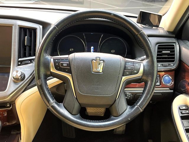 �y�����v�����X�e�A�����O�z�㎿�Ȋv���g�p���邱�ƂŁA��ɂ����������݂ƂĂ��^�]���₷���n���h���ł���