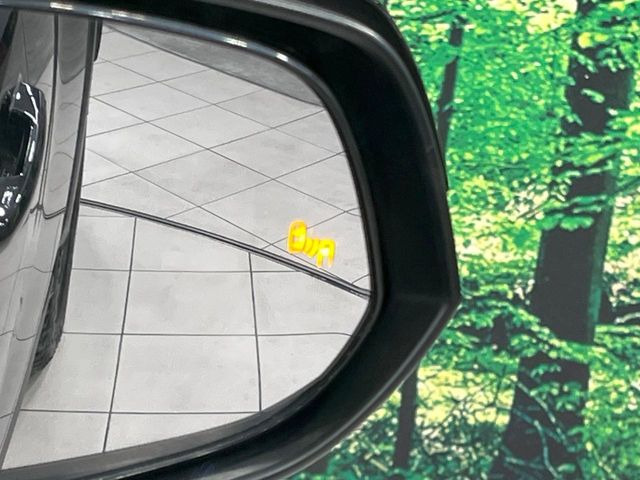 【ブラインドスポットモニター】走行中、ドアミラーの死角になりやすい箇所に後続車が接近するとサイドミラーのレンズに警告を表示!ドライバーに注意喚起をしてくれます。