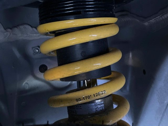 �y�ԍ����z�ԍ����Ⴍ�Ȃ�A�X�^�C���b�V���Ȍ����ڂƂȂ��Ă���܂��B�ԗ��̏d�S�������鎖�ŁA���s���̈��萫�����サ�܂���