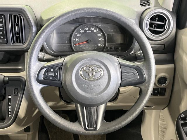 �C���e���A�ɍ��킹���f�U�C���̃X�e�A�����O�́A�^�]�������̂��Ƃ��l���A�^�]���₷���`��A�傫���ł��B�����x�A���ۂɐG���Ă��m���߂��������B