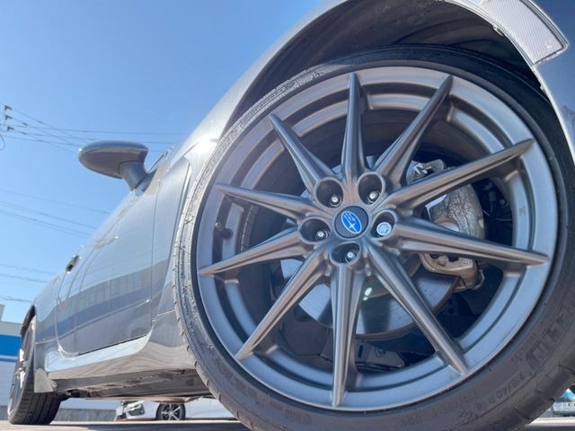 �y����18�C���`�A���~�z�C�[���z�O�ςɃ}�b�`���������A���~�z�C�[���𑕒����Ă���܂��B�e��ЊO�A���~�z�C�[����A�X�^�b�h���X�^�C�����戵�����Ă���܂��B���񂲑��k����������