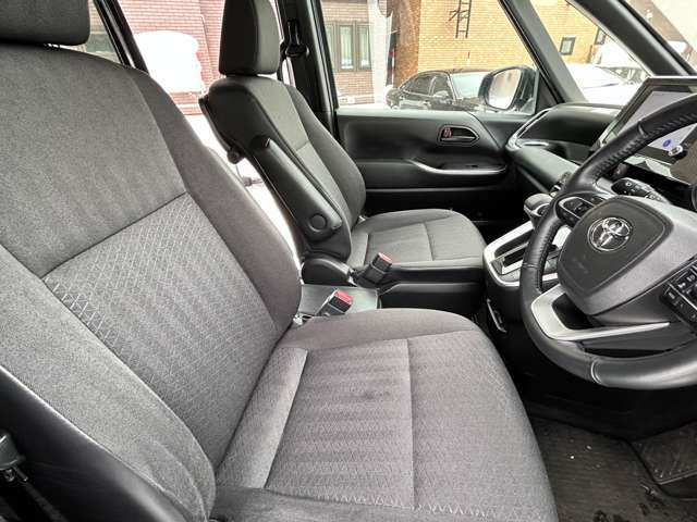 専門の業者による内装丸洗い、シートのタバコなどによるコゲ穴のリペア等(有料)も承っております。