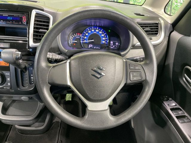 �C���e���A�ɍ��킹���f�U�C���̃X�e�A�����O�́A�^�]�������̂��Ƃ��l���A�^�]���₷���`��A�傫���ł��B�����x�A���ۂɐG���Ă��m���߂��������B