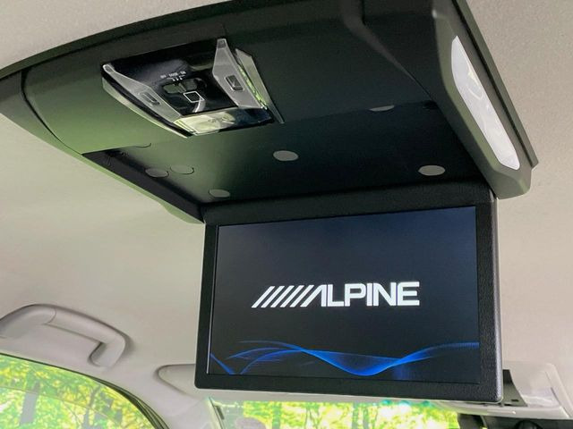 【フリップダウンモニター】大画面モニターで後席でもエンタメをお楽しみいただけます。小さなお子様にも大人気の装備です♪