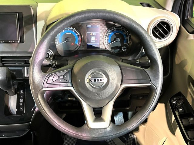 �C���e���A�ɍ��킹���f�U�C���̃X�e�A�����O�́A�^�]�������̂��Ƃ��l���A�^�]���₷���`��A�傫���ł��B�����x�A���ۂɐG���Ă��m���߂��������B