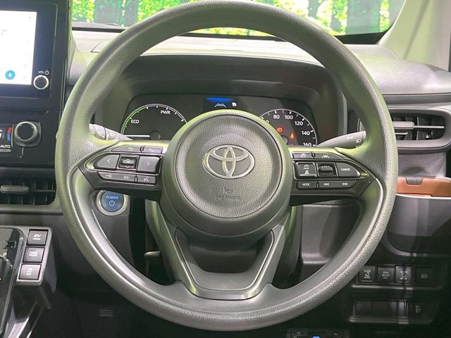 �C���e���A�ɍ��킹���f�U�C���̃X�e�A�����O�́A�^�]�������̂��Ƃ��l���A�^�]���₷���`��A�傫���ł��B�����x�A���ۂɐG���Ă��m���߂��������B