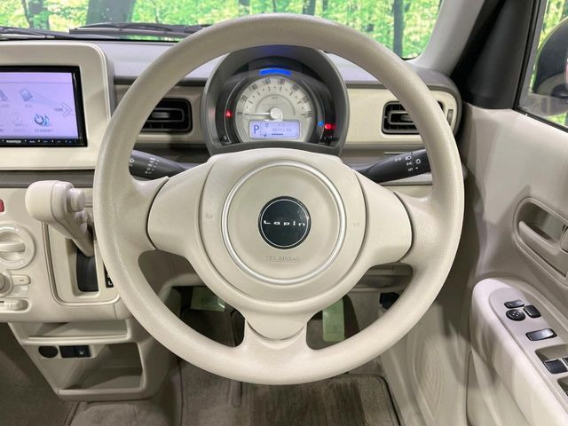 �C���e���A�ɍ��킹���f�U�C���̃X�e�A�����O�́A�^�]�������̂��Ƃ��l���A�^�]���₷���`��A�傫���ł��B�����x�A���ۂɐG���Ă��m���߂��������B