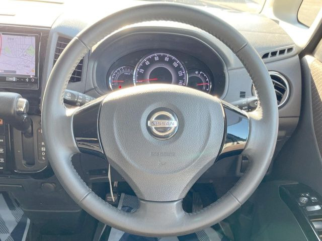 �y�����v�����X�e�A�����O�z�㎿�Ȋv���g�p���邱�ƂŁA��ɂ����������݂ƂĂ��^�]���₷���n���h���ł���