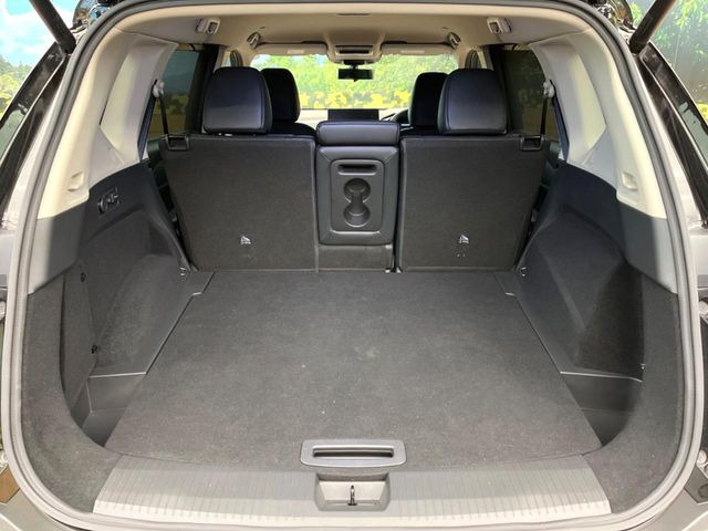 ���i�̂���������ʋ΁A���}���ɏ\���ȉ׎��X�y�[�X���m�ۂ��Ă���܂��B�Z�J���h�V�[�g��|���ƁA�傫�ȉו��̐ύڂ��\�ł���