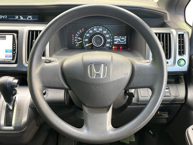 �C���e���A�ɍ��킹���f�U�C���̃X�e�A�����O�́A�^�]�������̂��Ƃ��l���A�^�]���₷���`��A�傫���ł��B�����x�A���ۂɐG���Ă��m���߂��������B