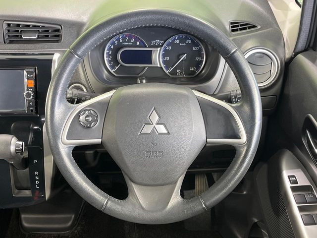 �C���e���A�ɍ��킹���f�U�C���̃X�e�A�����O�́A�^�]�������̂��Ƃ��l���A�^�]���₷���`��A�傫���ł��B�����x�A���ۂɐG���Ă��m���߂��������B