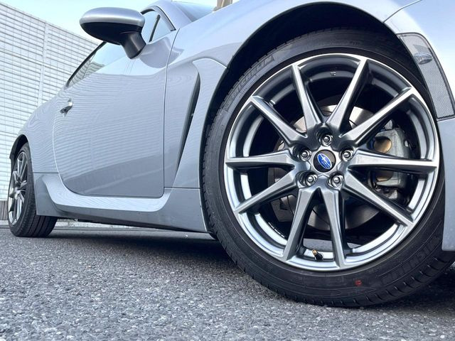 �y�����A���~�z�C�[���z�O�ςɃ}�b�`���������A���~�z�C�[���𑕒����Ă���܂��B�e��ЊO�A���~�z�C�[����A�X�^�b�h���X�^�C�����戵�����Ă���܂��B���񂲑��k����������