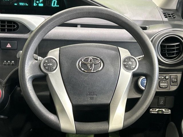 �C���e���A�ɍ��킹���f�U�C���̃X�e�A�����O�́A�^�]�������̂��Ƃ��l���A�^�]���₷���`��A�傫���ł��B�����x�A���ۂɐG���Ă��m���߂��������B