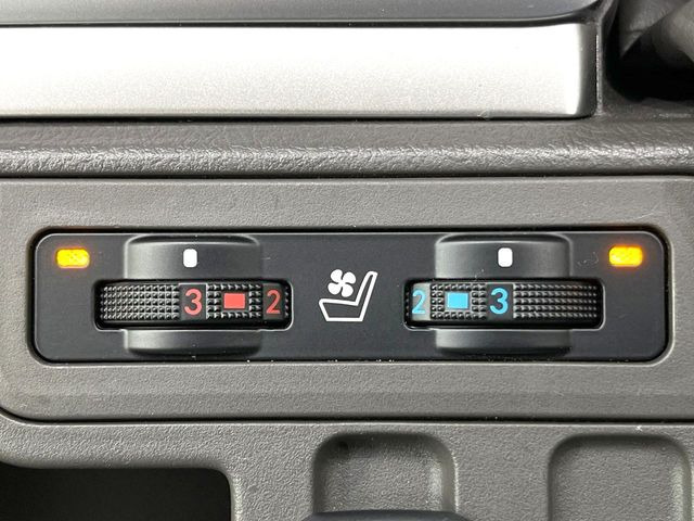 【シートヒーター】寒い日に重宝するシートヒーター!エアコンより早く温まってくれるので寒がりの人も安心ですね♪エアコンの温風は乾燥するから苦手、という方にもをおすすめです。