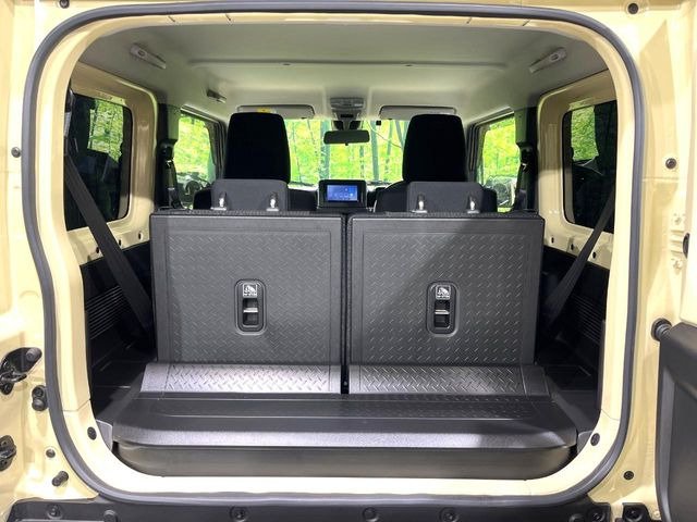 ���i�̂���������ʋ΁A���}���ɏ\���ȉ׎��X�y�[�X���m�ۂ��Ă���܂��B�Z�J���h�V�[�g��|���ƁA�傫�ȉו��̐ύڂ��\�ł���