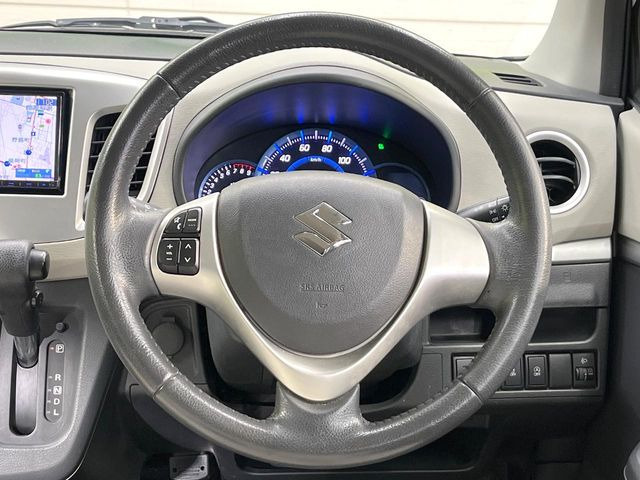 �C���e���A�ɍ��킹���f�U�C���̃X�e�A�����O�́A�^�]�������̂��Ƃ��l���A�^�]���₷���`��A�傫���ł��B�����x�A���ۂɐG���Ă��m���߂��������B