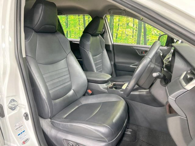 【メモリー機能付きパワーシート】ドライバーごとに設定したシート位置を記憶して、ボタン一つで切り替えできる便利な機能!運転する方が複数名いらっしゃるご家庭におすすめです♪