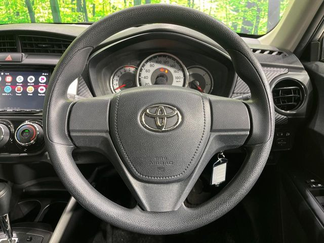 �C���e���A�ɍ��킹���f�U�C���̃X�e�A�����O�́A�^�]�������̂��Ƃ��l���A�^�]���₷���`��A�傫���ł��B�����x�A���ۂɐG���Ă��m���߂��������B