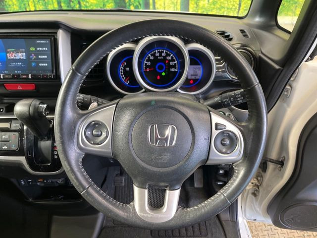 �y�V�e�B�u���[�L�A�N�e�B�u�V�X�e���z�ᑬ���s���ɑO���̎ԗ�����F�����A�Փ˂������Ȏ��͌x��ƃu���[�L�ŏՓˉ���Ɣ�Q�y�����A�V�X�g�B�����S�Ƀh���C�u�����y���݂��������܂��B