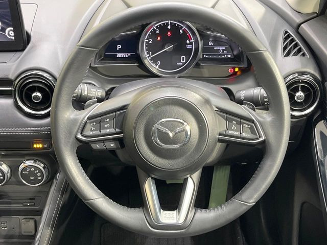 �C���e���A�ɍ��킹���f�U�C���̃X�e�A�����O�́A�^�]�������̂��Ƃ��l���A�^�]���₷���`��A�傫���ł��B�����x�A���ۂɐG���Ă��m���߂��������B