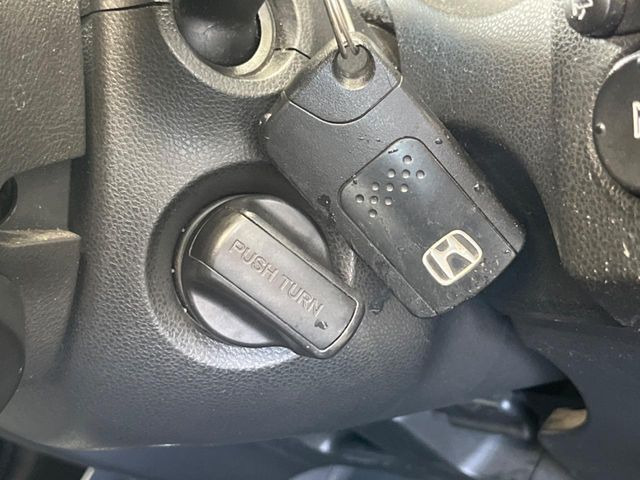 �yHonda�X�}�[�g�L�[�z�J�o����|�P�b�g�ɓ��ꂽ�܂܂ł��h�A�̎{���E�������\�ȃX�}�[�g�L�[�𑕔��B�G���W���̃I���E�I�t�����J�M�����o���K�v����������Ƃ��Ă��֗��ł���