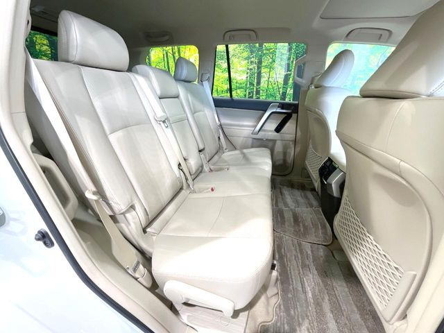 後部座席も気になるようなキズ・汚れやへたり等、大きなダメージはなく、良好な状態です。