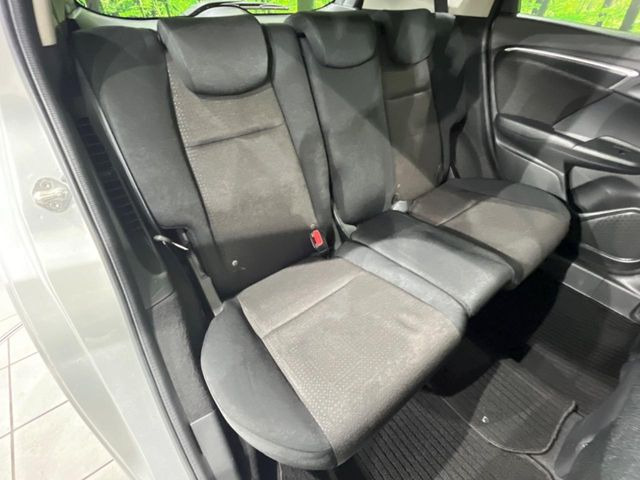 �R���p�N�g�J�[�ł����A�Z�J���h�V�[�g�͏\���ȍL����������K�ɂ���肢�������܂���V�[�g��|���đ傫�ȉו���ς񂾂�ƁA�p�r�̕����L��1��ł��B