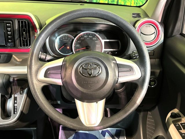 �C���e���A�ɍ��킹���f�U�C���̃X�e�A�����O�́A�^�]�������̂��Ƃ��l���A�^�]���₷���`��A�傫���ł��B�����x�A���ۂɐG���Ă��m���߂��������B