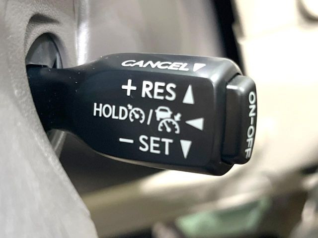 【レーダークルーズコントロール】高速道路での長距離走行が楽に!!自動で速度を保つクルーズコントロールが、衝突軽減システムと連携し、前方の車両を感知して車間を保つように速度調節してくれます!!