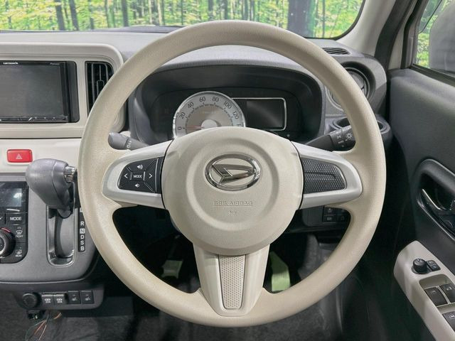 �C���e���A�ɍ��킹���f�U�C���̃X�e�A�����O�́A�^�]�������̂��Ƃ��l���A�^�]���₷���`��A�傫���ł��B�����x�A���ۂɐG���Ă��m���߂��������B