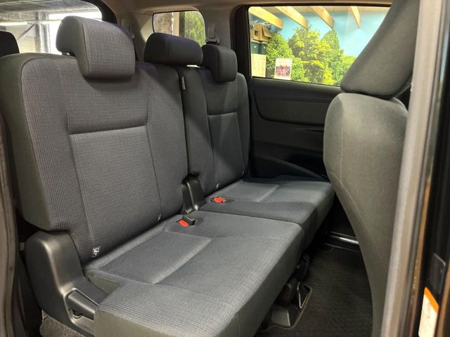 後部座席も気になるようなキズ・汚れやへたり等、大きなダメージはなく、良好な状態です。