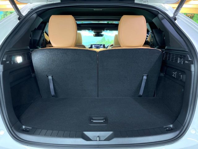 ���i�̂���������ʋ΁A���}���ɏ\���ȉ׎��X�y�[�X���m�ۂ��Ă���܂��B�Z�J���h�V�[�g��|���ƁA�傫�ȉו��̐ύڂ��\�ł���