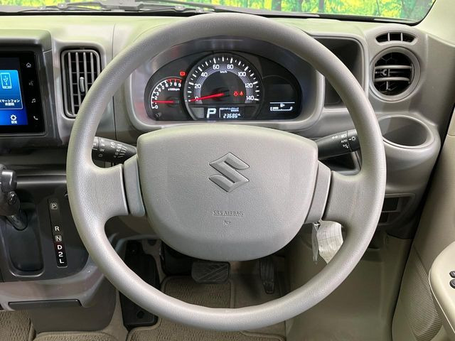 �C���e���A�ɍ��킹���f�U�C���̃X�e�A�����O�́A�^�]�������̂��Ƃ��l���A�^�]���₷���`��A�傫���ł��B�����x�A���ۂɐG���Ă��m���߂��������B