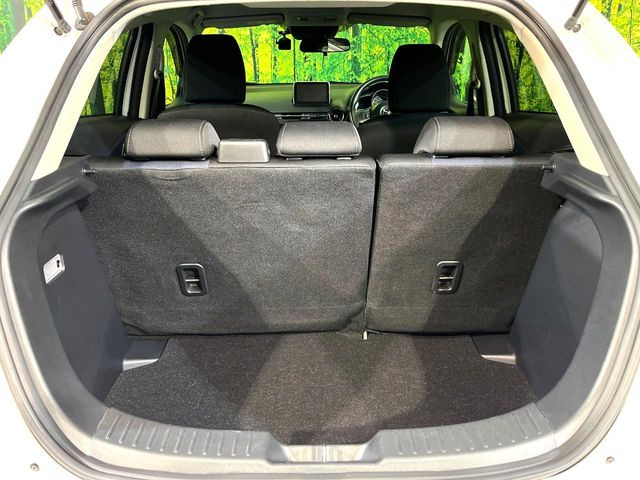 ���i�̂���������ʋ΁A���}���ɏ\���ȉ׎��X�y�[�X���m�ۂ��Ă���܂��B�Z�J���h�V�[�g��|���ƁA�傫�ȉו��̐ύڂ��\�ł���