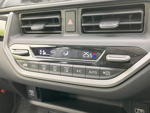 【オートエアコン】一度お好みの温度に設定すれば、車内の温度を検知し風量や温度を自動で調整。暑い&hellip;寒い&hellip;と何度もスイッチ操作をする必要はありません。快適な車内空間には必須の機能ですね♪