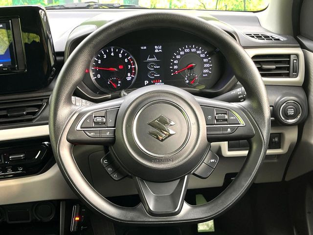 �C���e���A�ɍ��킹���f�U�C���̃X�e�A�����O�́A�^�]�������̂��Ƃ��l���A�^�]���₷���`��A�傫���ł��B�����x�A���ۂɐG���Ă��m���߂��������B