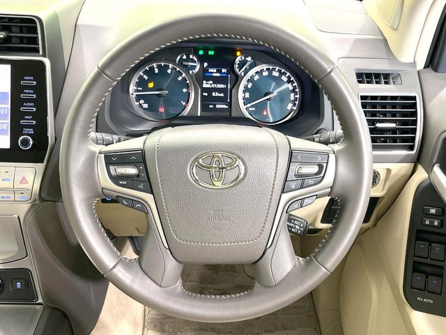 【純正革巻きステアリング】上質な革を使用することで、手にしっかり馴染みとても運転しやすいハンドルです♪