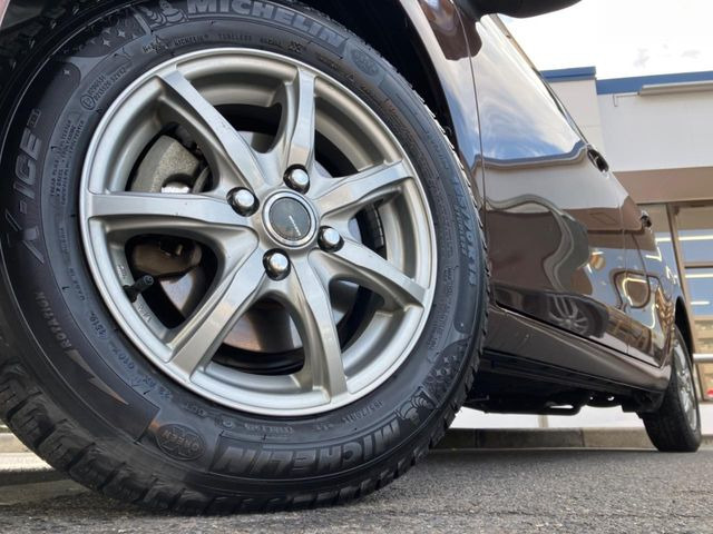 �y14�C���`�A���~�z�C�[���z�O�ςɃ}�b�`�����A���~�z�C�[���𑕒����Ă���܂��B�e��A���~�z�C�[����A�X�^�b�h���X�^�C�����戵�����Ă���܂��B���񂲑��k����������