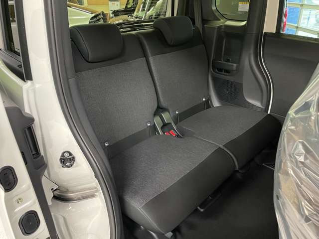 広々した後部座席で、大人が乗ってもストレスなくロングドライブが楽しめます!