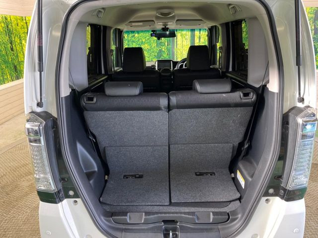 ���i�̂���������ʋ΁A���}���ɏ\���ȉ׎��X�y�[�X���m�ۂ��Ă���܂��B�Z�J���h�V�[�g��|���ƁA�傫�ȉו��̐ύڂ��\�ł���