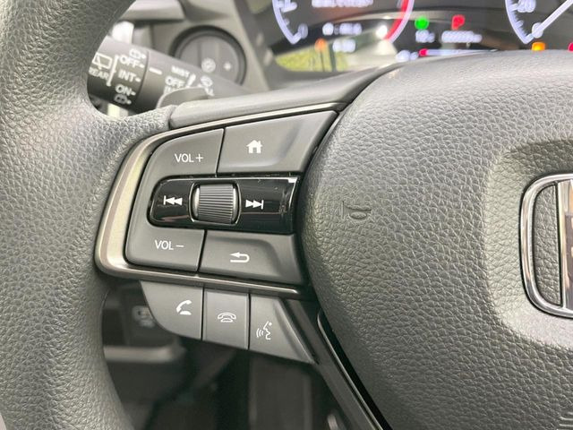 【ステアリングスイッチ】運転中、前方から目線をそらすことなく、オーディオ等の操作が可能な便利機能!安心&快適なドライブを演出してくれます♪