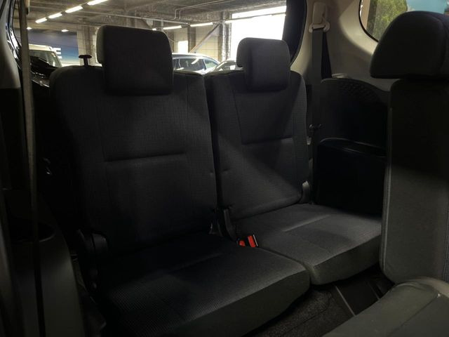 3列目シートはもちろん状態良好☆大人でもゆったりと座って頂けますので、大人数でのお出かけもラクラクです♪ご家族で、気の知れた仲間で、ドライブに行くのが楽しみですね♪