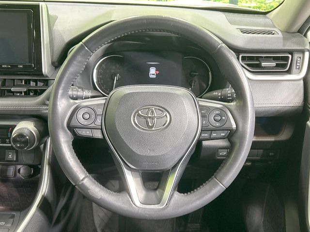 【ステアリングヒーター】冬場に冷たくなりやすい革巻きステアリングを、スイッチ一つで素早く適温に!エアコンよりも早く温まってくれるので、寒い日の運転も快適になりますね♪