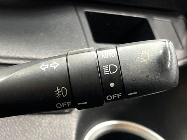 【オートライト】周りの明るさに応じて自動でヘッドライトの点灯・消灯ができる機能です!ライトの付け忘れ・消し忘れなどが無くなり、雨の日や夕方の走行も安心!トンネル通過時も便利ですね♪