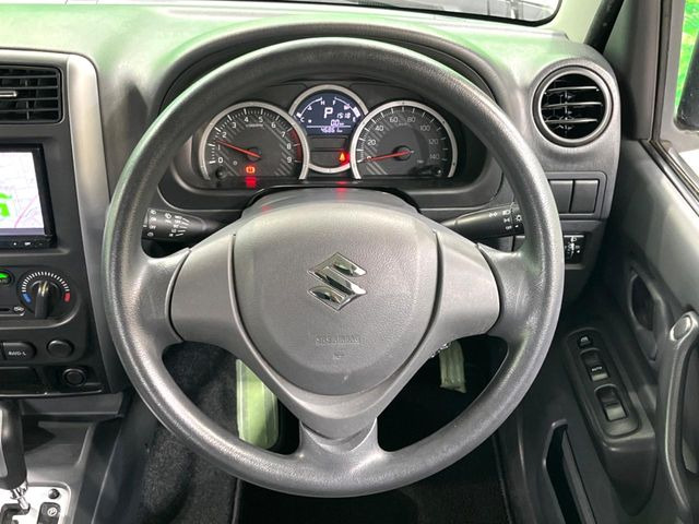 �C���e���A�ɍ��킹���f�U�C���̃X�e�A�����O�́A�^�]�������̂��Ƃ��l���A�^�]���₷���`��A�傫���ł��B�����x�A���ۂɐG���Ă��m���߂��������B