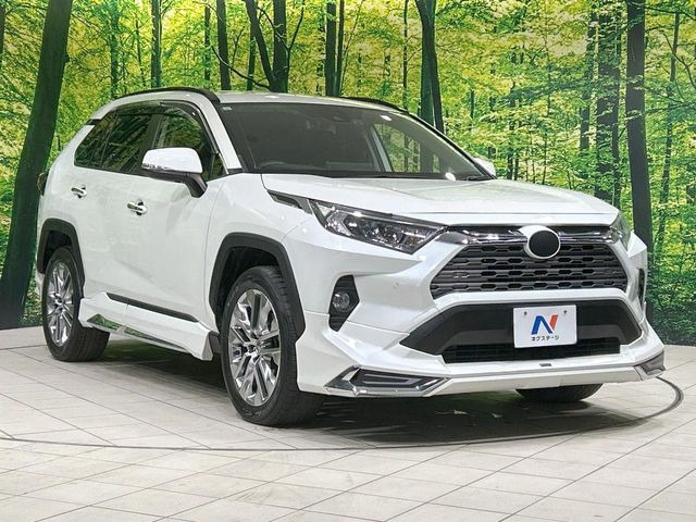 高透明度のガラス皮膜で撥水はもちろん、上質なツヤ・光沢を実現。紫外線や酸性雨から大切な愛車を保護し、色あせ・劣化を防止。「弾スプラッシュコート」、「弾プリミッサコート」からお選びいただけます。